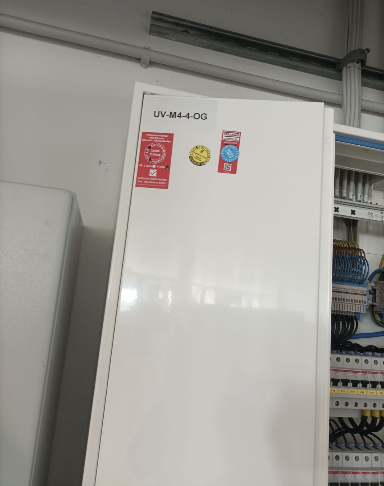 Geöffnete Unterverteilung bei einer elektrischen Prüfung