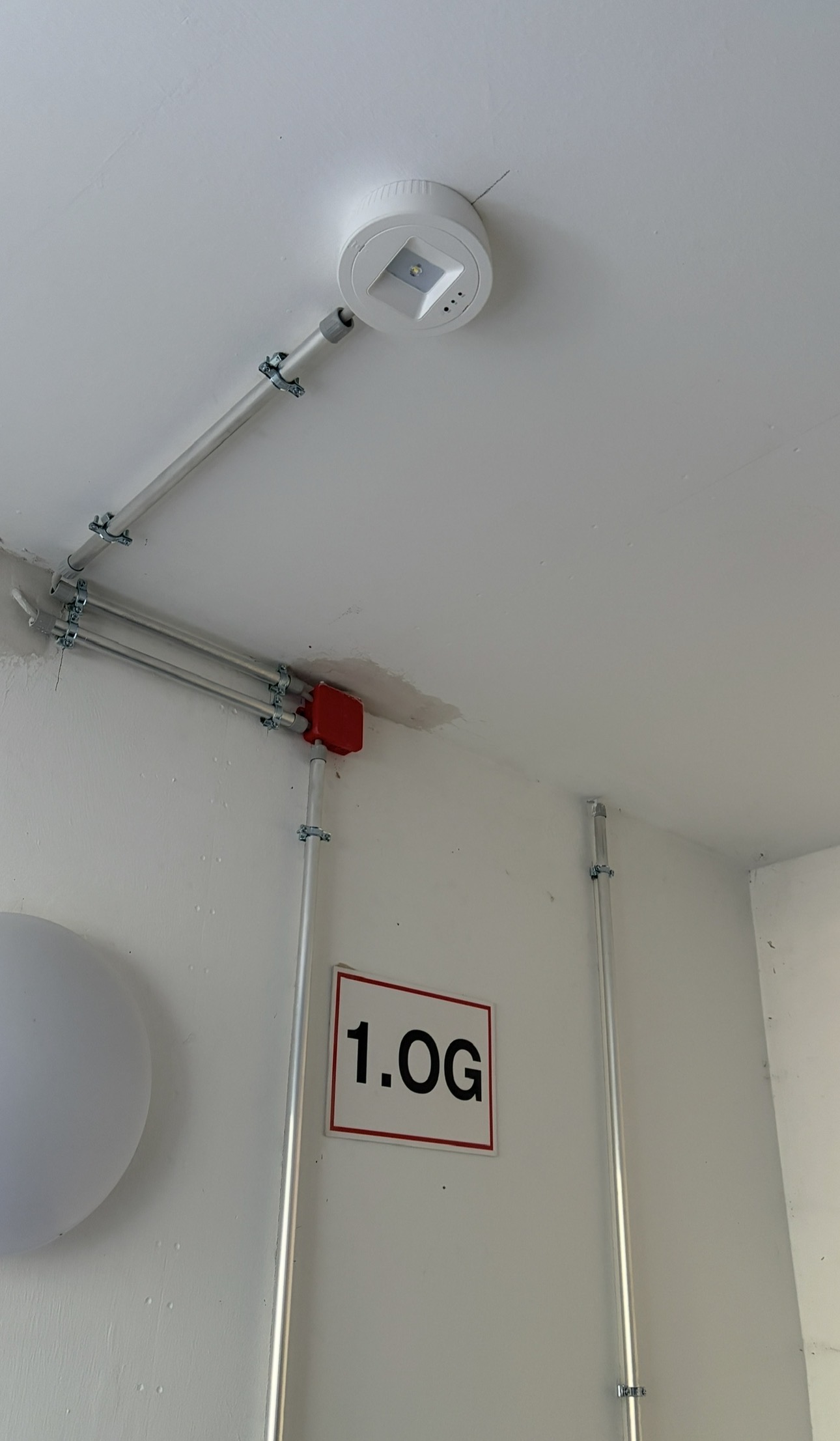 Bereitschaftsleuchte mit Leitungsführung in Aluminiumrohr
