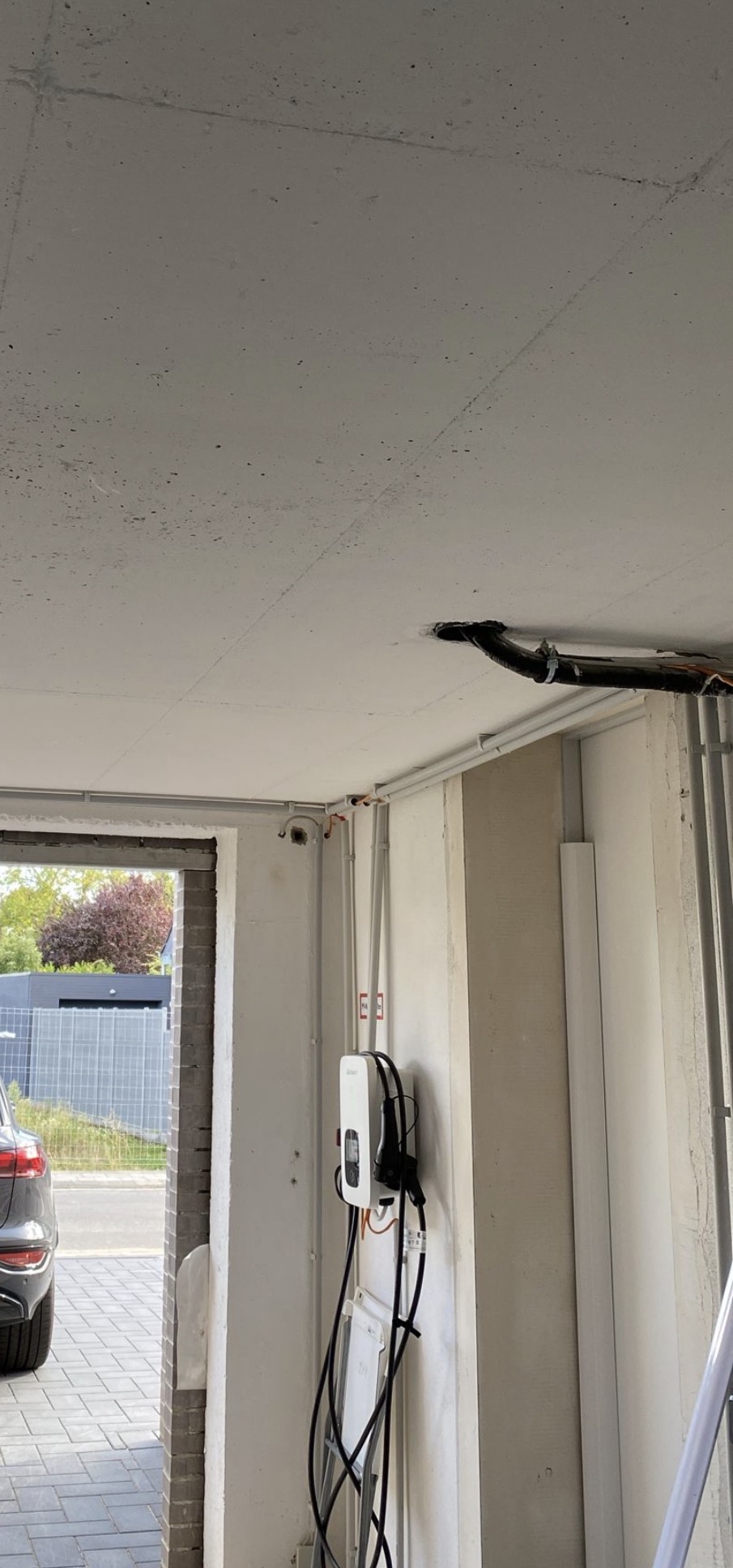 Von Elektrotechnik Brysiak installierte Wallbox in einer Garage